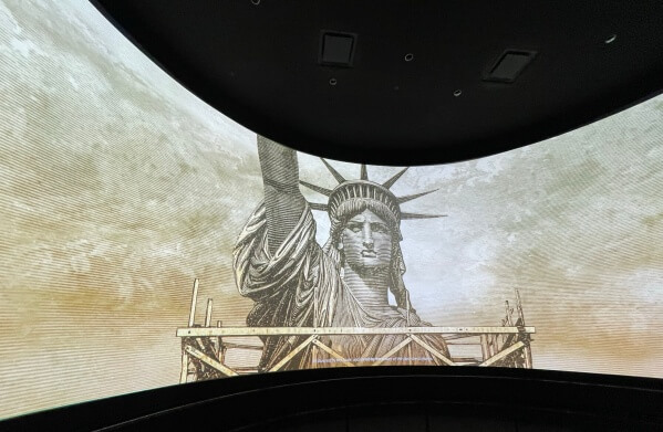 리버티 아일랜드 박물관에서 상영하는 자유의 여신상 영상을 볼 수 있는 대형 스크린